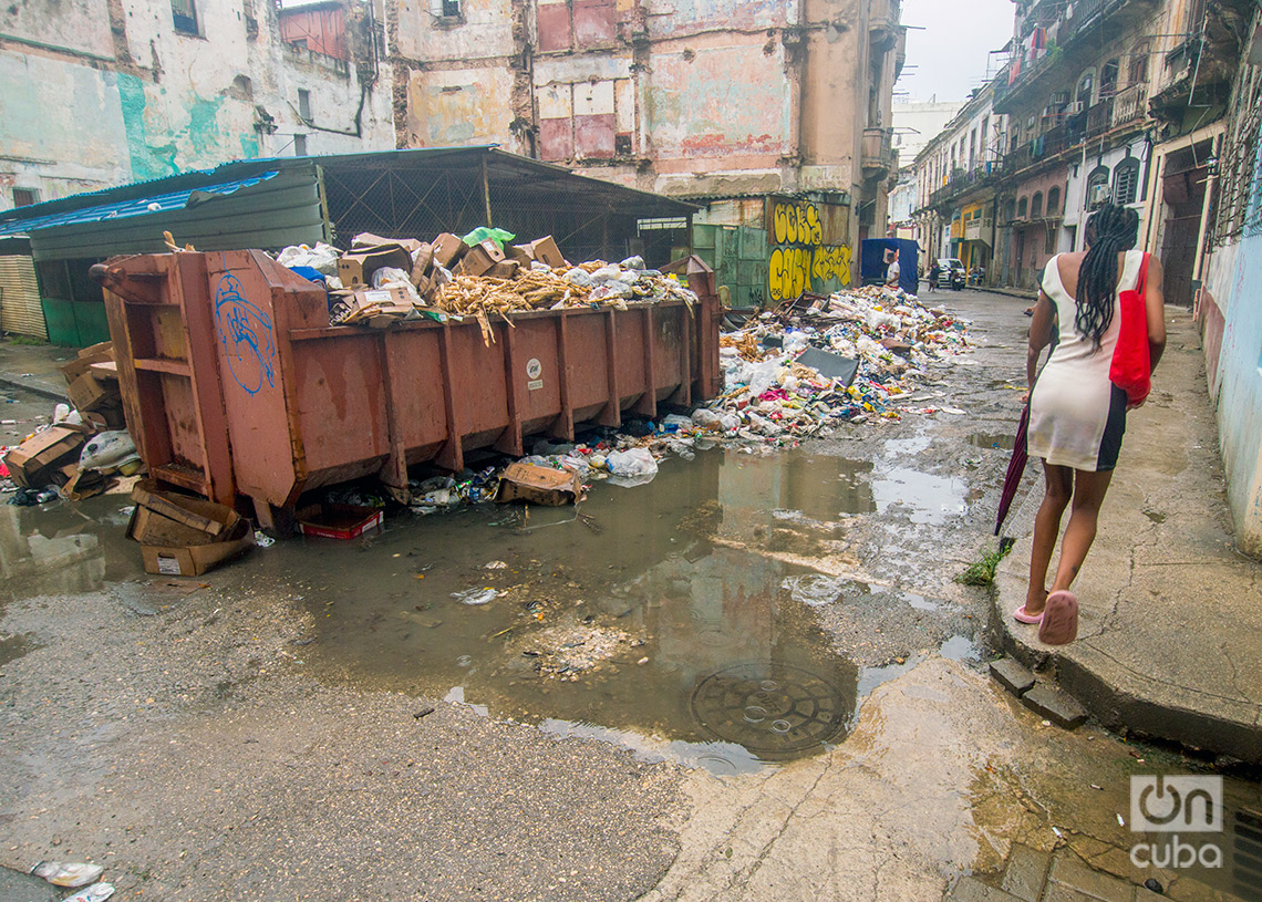 Acumulado de basura y agua en la calle San Miguel, en La Habana, durante las lluvias de la tormenta Debby. Foto: Otmaro Rodríguez.