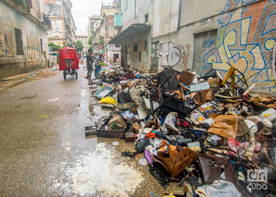 Basura acumulada en la calle Concordia, en La Habana, durante las lluvias de la tormenta Debby. Foto: Otmaro Rodríguez.