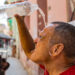 Un hombre se echa agua para refrescar del intenso calor del verano. Foto: Otmaro Rodríguez.