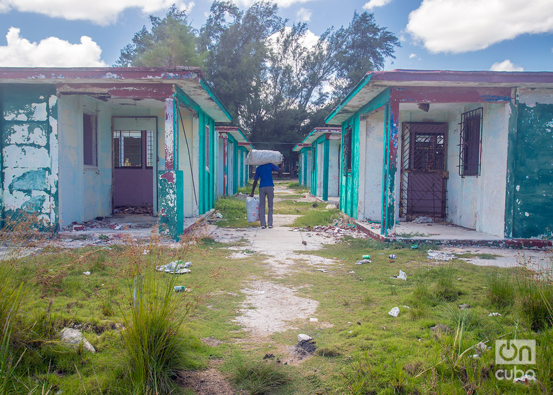 Un hombre carga saco de latas por unas casas abandonadas en Guanabo. Foto: Otmaro Rodríguez.