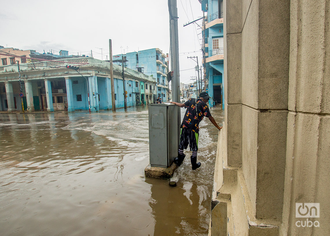 Un hombre camina por la zona de Cuatro Caminos, en La Habana, sitio inundado por las lluvias de la tormenta Debby, el 4 de agosto de 2024. Foto: Otmaro Rodríguez.