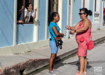 Mujeres en una calle de Cuba. Foto: Kaloian Santos Cabrera.