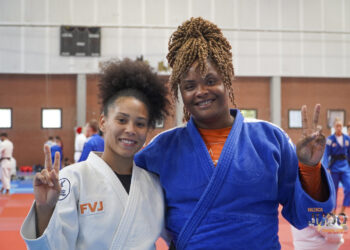 Las judocas Dayle Ojeda (d) y Ayumi Leiva entrenando en Valencia. Foto: Valencia Judo Training Camp/EFE.