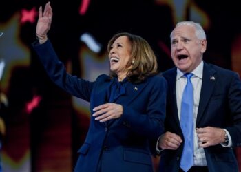 Kamala Harris y Tim Walz durante la Convención Nacional Demócrata. Foto: EFE/EPA/WILL OLIVER.