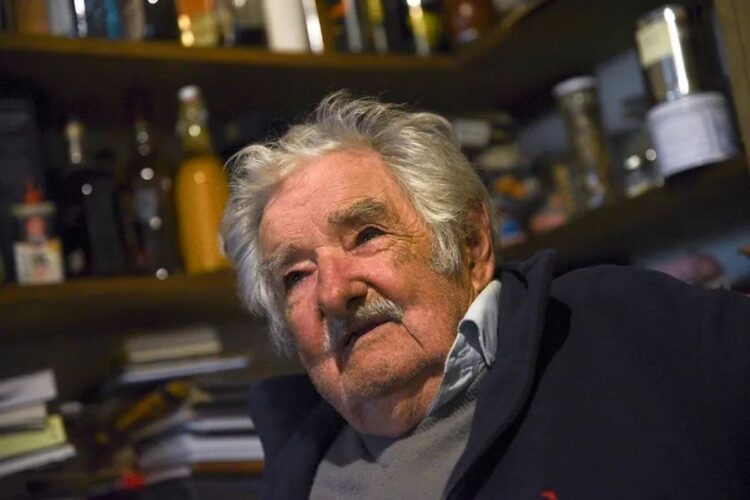 El expresidente de Uruguay José Mujica habla durante una entrevista con EFE, el pasado 22 de abril de 2024. Foto. Sofía Torres EFE