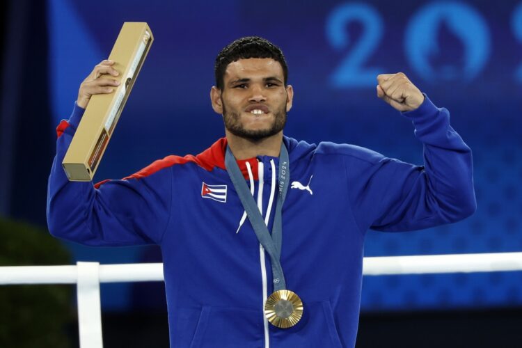 Erislandy Alvarez celebra durante la premiación de los 63.5 kilogramos del boxeo en los Juegos Olímpicos de París, donde conquistó la medalla de oro. Foto: Yoan Valat/EFE.