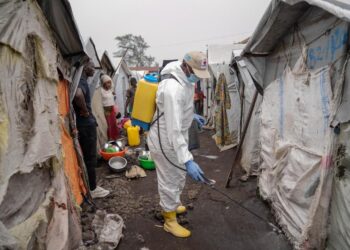 Fumigación en un campamento de refugiados en Goma, República Democrática del Congo, contra la mpox o viruela del mono. Foto: Moise Kasereka / EFE.