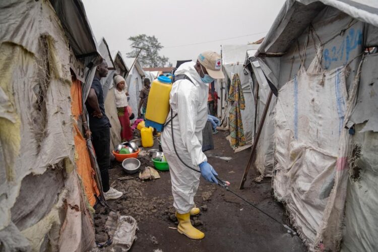 Fumigación en un campamento de refugiados en Goma, República Democrática del Congo, contra la mpox o viruela del mono. Foto: Moise Kasereka / EFE.