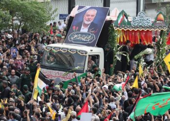 Multitud de personas alrededor del camión que transportaba los ataúdes del difunto líder político de Hamás, Ismail Haniyeh, y su guardaespaldas, durante una procesión fúnebre en Teherán, Irán, el 1 de agosto de 2024. Foto: Abedin Taherkenareh / EFE.