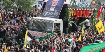 Multitud de personas alrededor del camión que transportaba los ataúdes del difunto líder político de Hamás, Ismail Haniyeh, y su guardaespaldas, durante una procesión fúnebre en Teherán, Irán, el 1 de agosto de 2024. Foto: Abedin Taherkenareh / EFE.