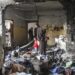 Refugiados palestinos inspeccionan el daño causado por un bombardeo aéreo de Israel sobre la escuela Al-Taba'een, en el barrio de Daraj Tuffah, Gaza, el 10 de agosto de 2024. Foto: EFE/EPA/MAHMOUD ZAKI.