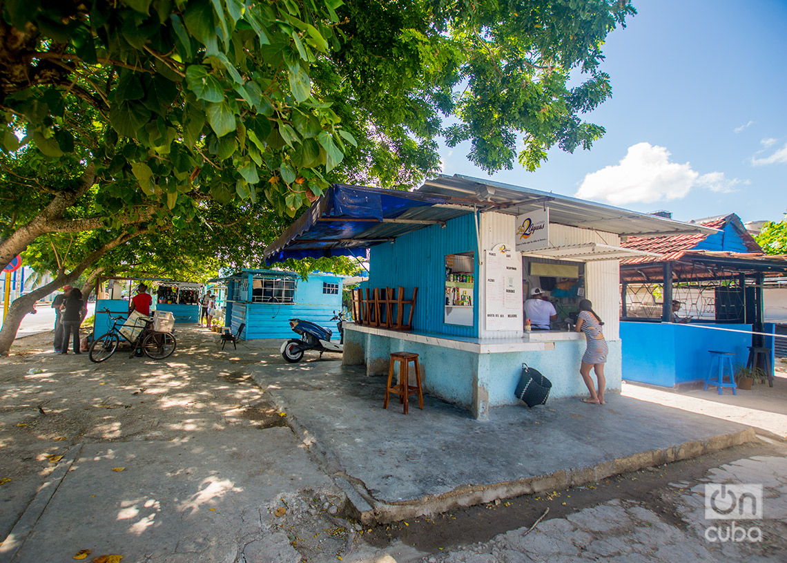 Quioscos en la Playa de Guanabo. Foto: Otmaro Rodríguez.