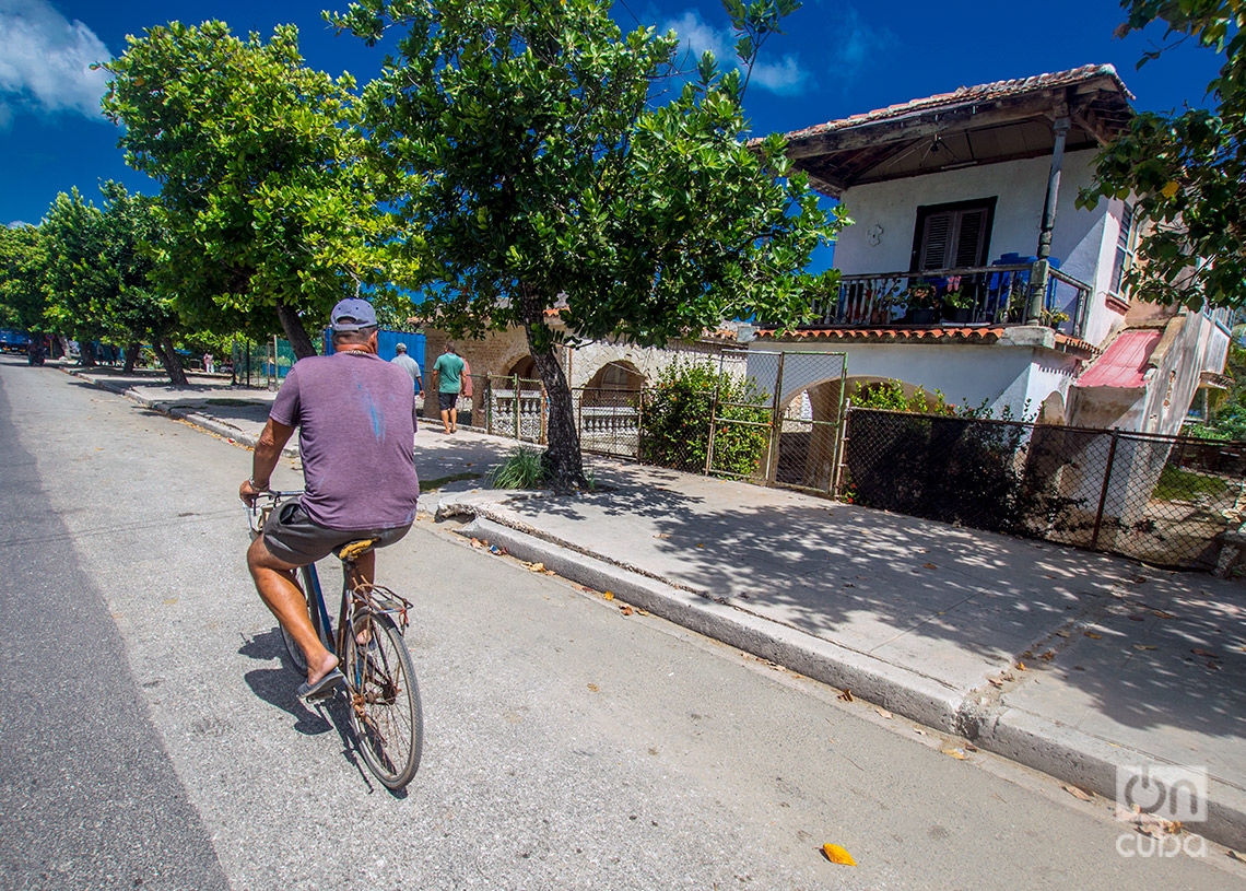 Muchas personas usan bicicletas para trasladarse en Guanabo. Foto: Otmaro Rodríguez.