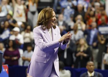 Kamala Harris saluda a la multitud mientras sube al escenario durante un mitin en Las Vegas el 10 de agosto de 2024. Foto: EFE/EPA/BIZUAYEHU TESFAYE.