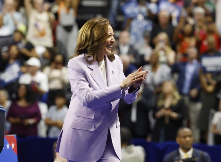 Kamala Harris saluda a la multitud mientras sube al escenario durante un mitin en Las Vegas el 10 de agosto de 2024. Foto: EFE/EPA/BIZUAYEHU TESFAYE.