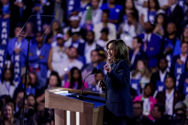 Kamala Harris la última noche de la Convención Nacional Demócrata (DNC) en el United Center en Chicago. Foto: EFE/EPA/JUSTIN LANE