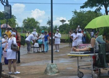 Hospital Comandante Pinares tuv que evacuar al exterior a sus pacientes por el terremoto de 2011 en San Cristobal. Foto tomada de Facebook