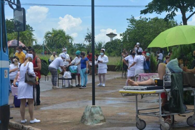 Hospital Comandante Pinares tuv que evacuar al exterior a sus pacientes por el terremoto de 2011 en San Cristobal. Foto tomada de Facebook