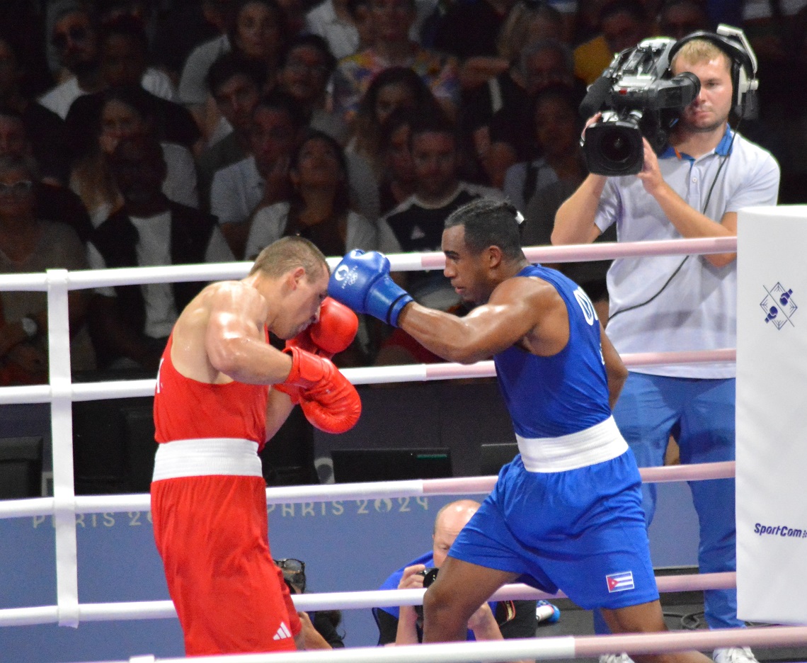 En una pelea muy cerrada contra el ucraniano Oleksandr Khyzhniak (izquierda), el cubano Arlen López perdió en semifinales de los Juegos Olímpicos de París. Foto: Ricardo López Hevia.