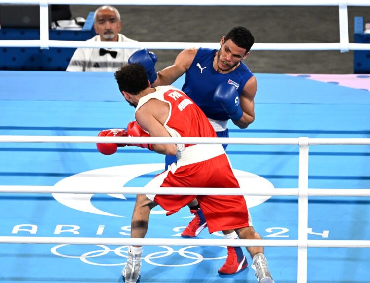 Erislandy Álvarez (de azul) no creyó en las miles de personas que tenía en contra en Roland Garros y logró la segunda corona olímpica de Cuba en París 2024. Foto: Ricardo López Hevia.