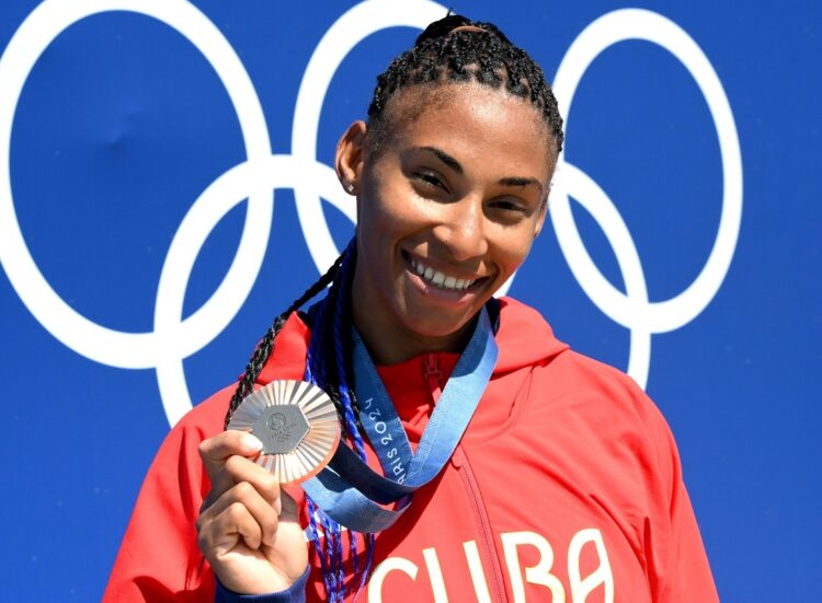 Yarisleidis Cirilo con su medalla de bronce en la especialidad de C-1 a 200 metros en los Juegos Olímpicos de París. Foto: Ricardo López Hevia.