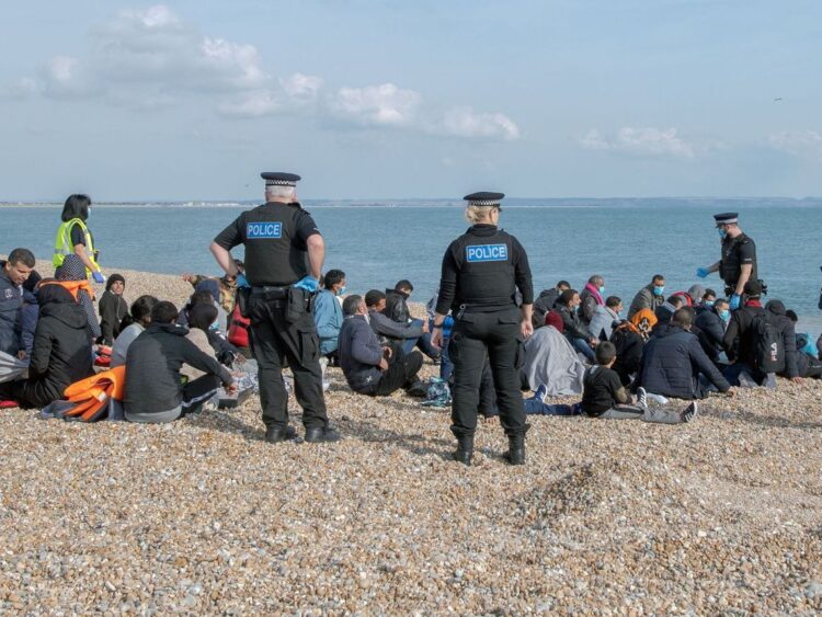 Inmigrantes ilegales detenidos en una playa británica Foto: STUART BROCK/EFE/El Confidencial.