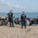 Inmigrantes ilegales detenidos en una playa británica Foto: STUART BROCK/EFE/El Confidencial.