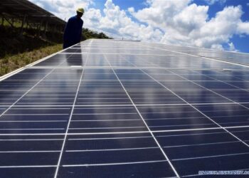 Instalación de panelería solar en Cuba de tecnología china. Foto: Xinhua