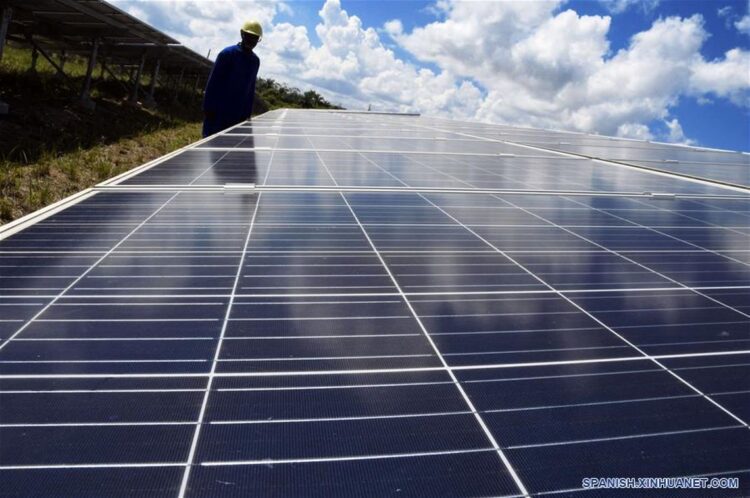 Instalación de panelería solar en Cuba de tecnología china. Foto: Xinhua