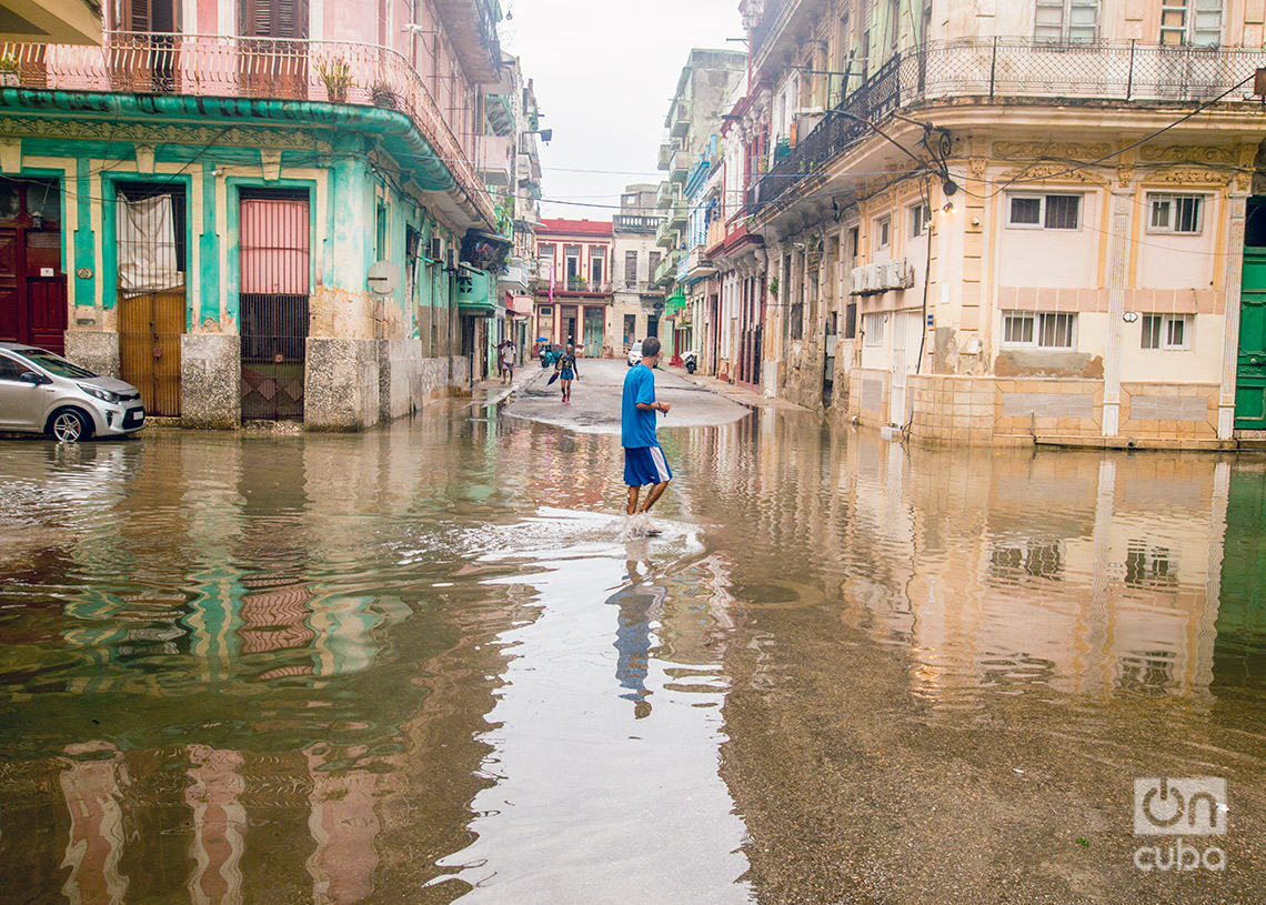 Zona inundada en Centro Habana por las lluvias de la tormenta Debby. Foto: Otmaro Rodríguez.