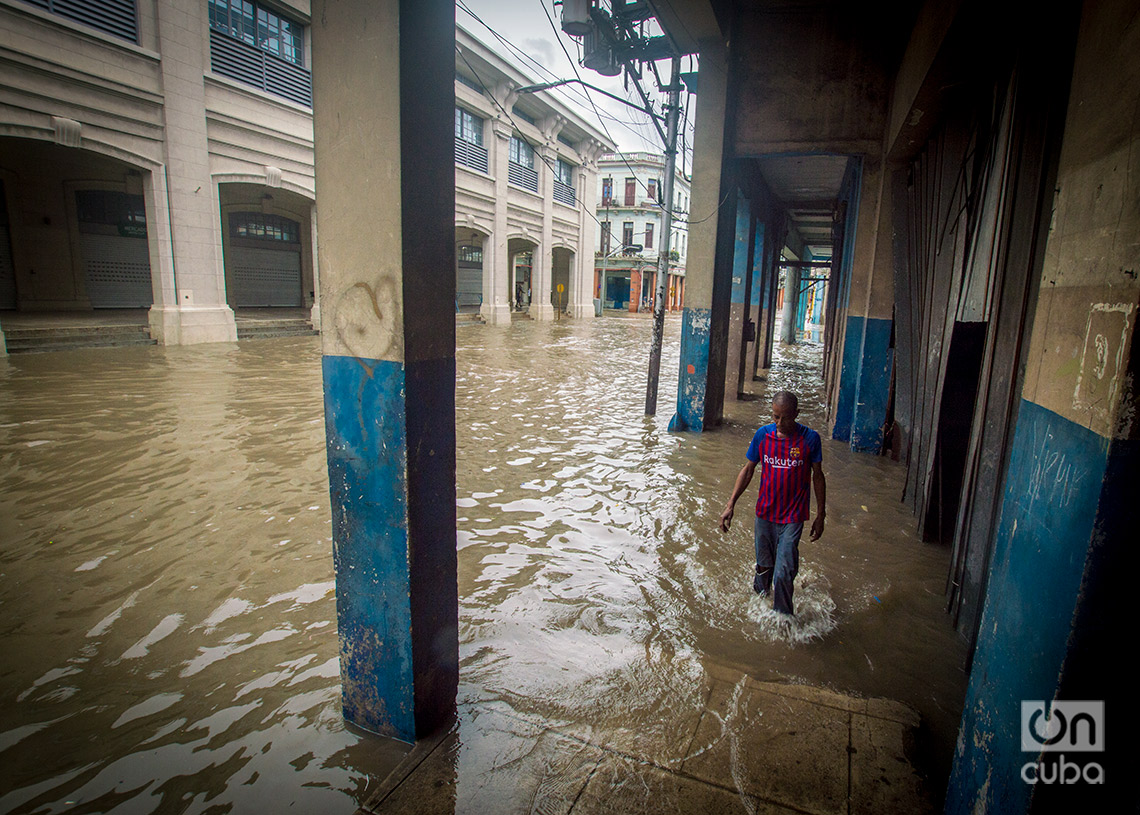 Un hombre camina por la zona de Cuatro Caminos, en La Habana, sitio inundado por las lluvias de la tormenta Debby, el 4 de agosto de 2024. Foto: Otmaro Rodríguez.