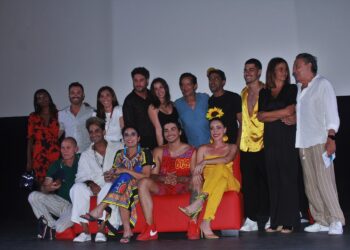 Invitados internacionales y parte del elenco que interpretó la obra "Farandula". Foto: Frangel Nuñez de la Torre.