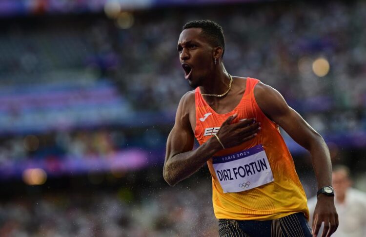 El cubano Jordan Alejandro Diaz Fortun, quien representa a España, se coronó campeón del triple salto en París. Foto: Christian Bruna/EFE.