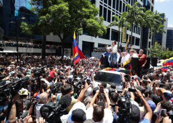 María Corina Machado este miércoles 28 de agosto en la avenida Francisco Miranda, de Caracas. Foto:  Ronald Peña/EFE.