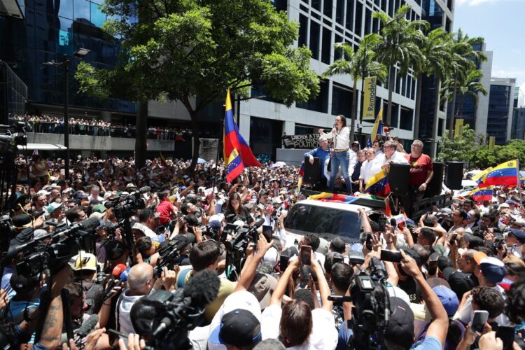 María Corina Machado este miércoles 28 de agosto en la avenida Francisco Miranda, de Caracas. Foto:  Ronald Peña/EFE.