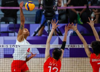 Melissa Vargas (izquierda) en acción durante los cuartos de final del voleibol en los Juegos Olímpicos de París. Foto: Divyakant Solanki/EFE.