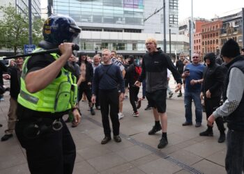 Miembros de los grupos de choque de la ultraderecha en la ciudad de Manchester se enfrentan a la policía. Foto: EFE/EPA/STR