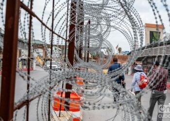 El Puente Internacional McAllen–Hidalgo–Reynosa​ conecta las ciudades de McAllen e Hidalgo, de Texas​ con Reynosa, en Tamaulipas. Es una de los puntos que más afluencia de migrantes recibe por año. Foto: Kaloian.