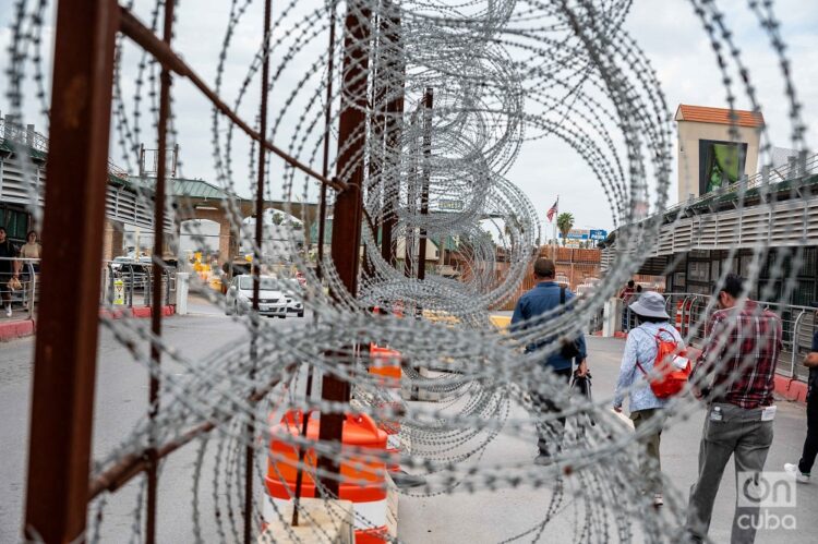 El Puente Internacional McAllen–Hidalgo–Reynosa​ conecta las ciudades de McAllen e Hidalgo, de Texas​ con Reynosa, en Tamaulipas. Es una de los puntos que más afluencia de migrantes recibe por año. Foto: Kaloian.