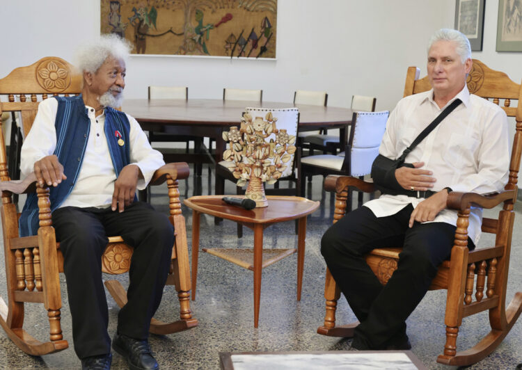 Fotografía cedida por la Presidencia de Cuba del presidente cubano, Miguel Díaz-Canel (d), reunido con el escritor nigeriano Wole Soyinka, nobel de Literatura en 1986 este jueves, en La Habana (Cuba). El presidente cubano apareció en el acto por primera vez portando un cabestrillo en el brazo derecho, sin que por el momento se haya informado al respecto. EFE/ Alejandro Azcuy/ Presidencia de Cuba/