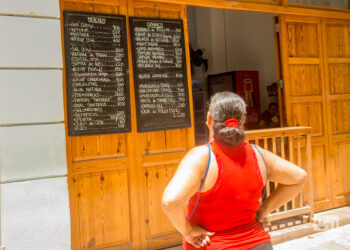 Mipymes oferta alimentos en moneda nacional. Foto: Otmaro Rodríguez