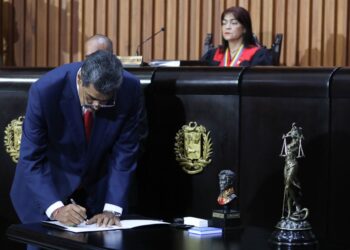 El presidente de Venezuela, Nicolás Maduro, durante un acto en el Tribunal Supremo de Justicia (TSJ) este viernes. Foto:  EFE/ Ronald Peña R.