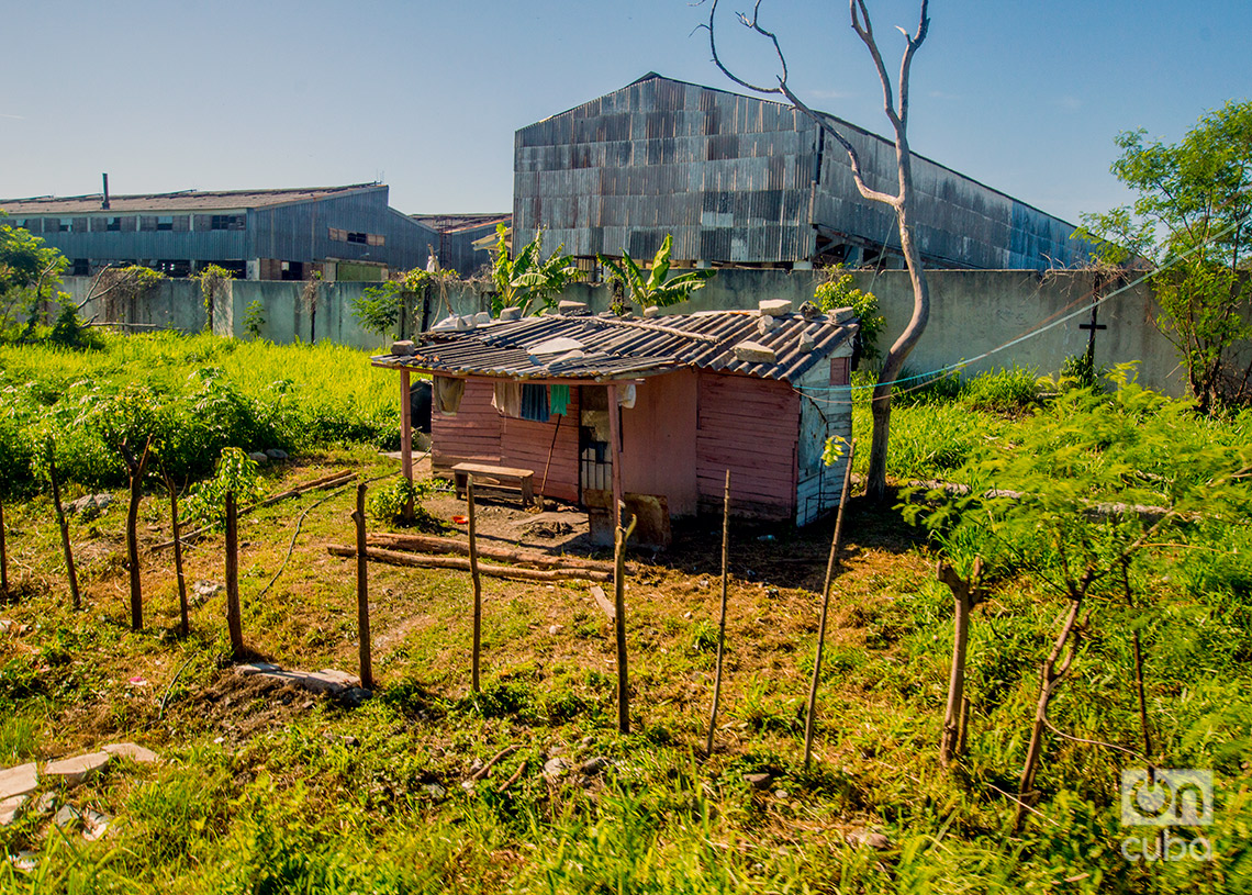 Casa humilde cerca de la línea del tren Habana-Guanabo. Foto: Otmaro Rodríguez.