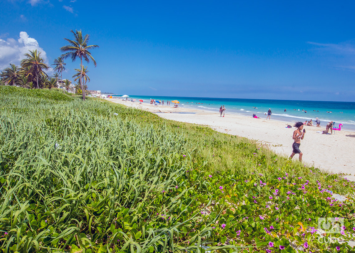 La playa de Guanabo, con sus arenas blancas y su mar azul. Fotos: Otmaro Rodríguez.