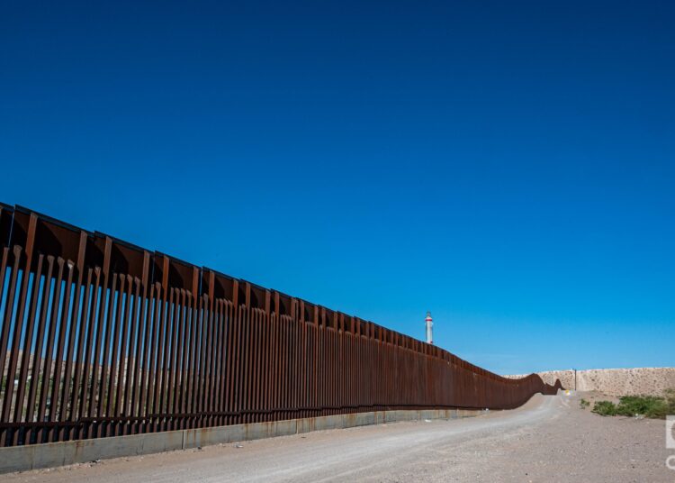 La valla formada por piezas metálicas de entre 5 y 9 metros de altura es uno de los prototipos de la heterogénea barrera que cubre apenas un tercio de los más de 3 mil km de la frontera entre Estados Unidos y México. Foto: Kaloian.