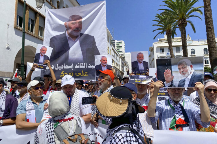Alrededor de 4 mil personas se manifestaron este sábado en Rabat para protestar contra el asesinato en Teherán del jefe del buró político del movimiento islamista palestino Hamas, Ismail Haniyeh, y para pedir la ruptura de relaciones de Marruecos con Israel. Foto: EFE/ María Traspaderne.