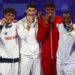 Rafael Alba (segundo de derecha a izquierda) en el podio premiaciones tras ganar la medalla de bronce en el taekwondo de los Juegos Olímpicos de París. Foto: Divyakant Solanki/EFE.