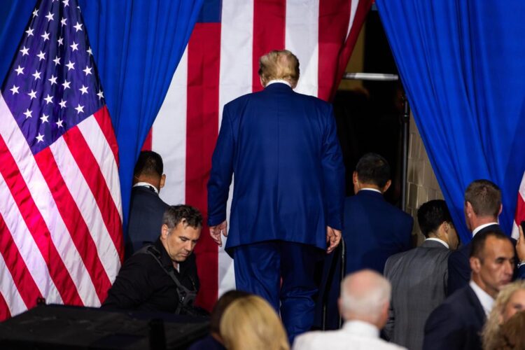 Trump se retira después de hablar en un mitin de campaña en Johnstown, Pensilvania, el 30 de agosto de 2024. Foto: EFE/EPA/JIM LO SCALZO.