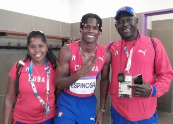 Reynaldo Espinosa (al centro) rompió los pronósticos y se clasificó a la semifinal de los 100 metros. Foto: Gretel Yanet.