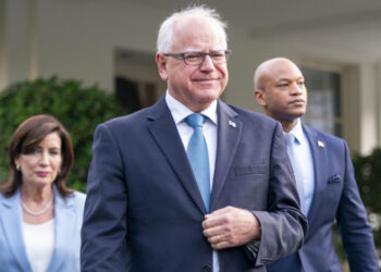 Tim Walz (c), la gobernadora de Nueva York, Kathy Hochul (i), y el gobernador de Maryland, Wes Moore (d), saliendo del Ala Oeste antes de hacer declaraciones a los medios de comunicación tras su reunión con el presidente de EE.UU., Joe Biden, en la Casa Blanca. Foto: SHAWN THEW/EFE/EPA.